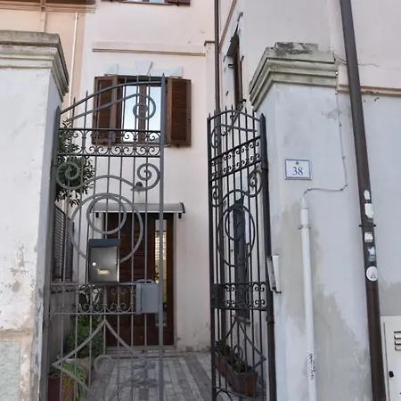 Le Due Isole Bed and Breakfast Νουόρο